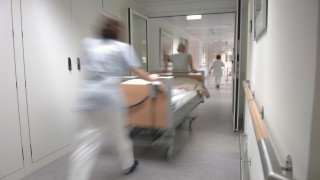 Terveydenhuolto sairaalassa potilassängyn siirto