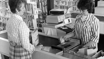 Tuotteen viivakoodin skannaus myymälässä 1970-luvulla
