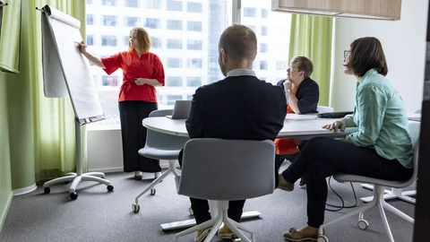 Kuva-kokous-Heidi-Mirva-Hannu-Kata