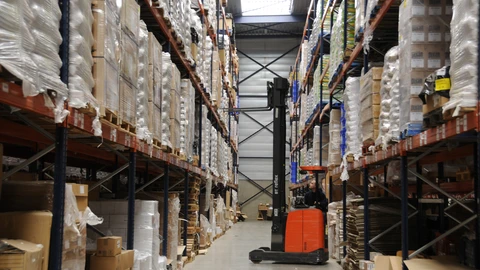Kuva_logistiikka_trukki_varastossa