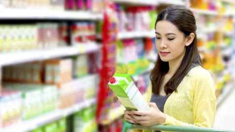 Nainen katsoo tuotteen tietoja