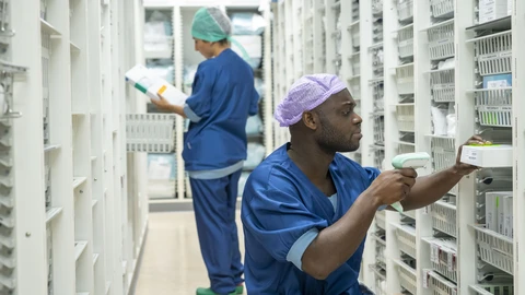 Lääkkeiden skannaus sairaalan varastossa