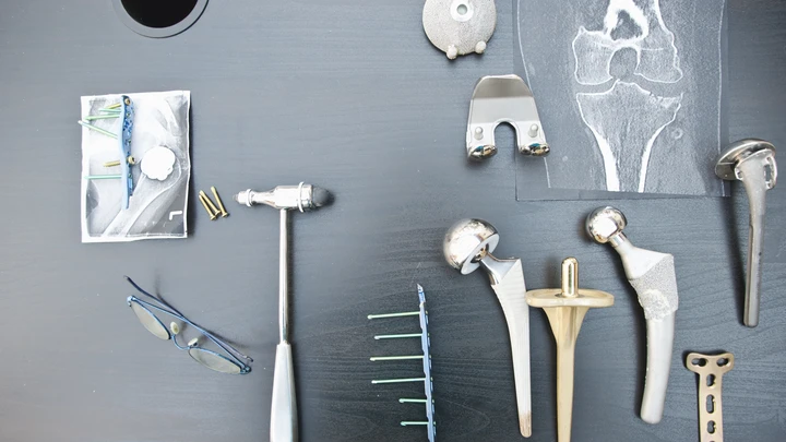 Terveydenhuolto instrumentit ja teknonivelet pöydällä