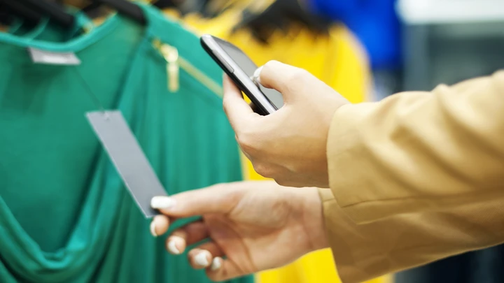 Vaatteen tuotelapun skannaus