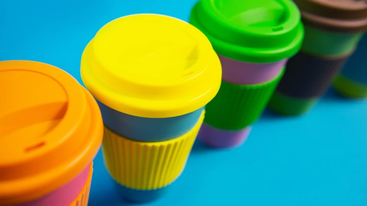 Uudelleenkäytettäviä kahvimukeja