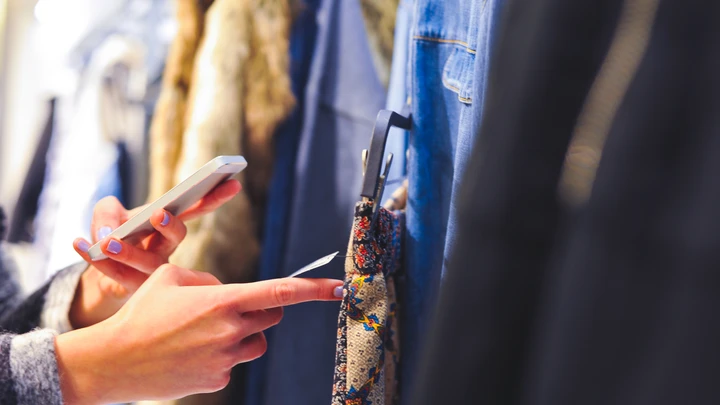 Vaatteen tuotelapun skannaus