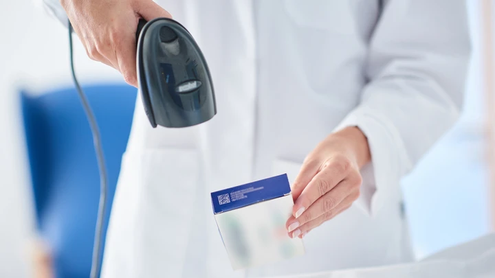 Sairaanhoitaja skannaa lääkepakkauksen GS1 2D-koodin