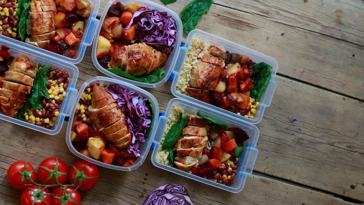 Ateria-annoksia muoviastioissa