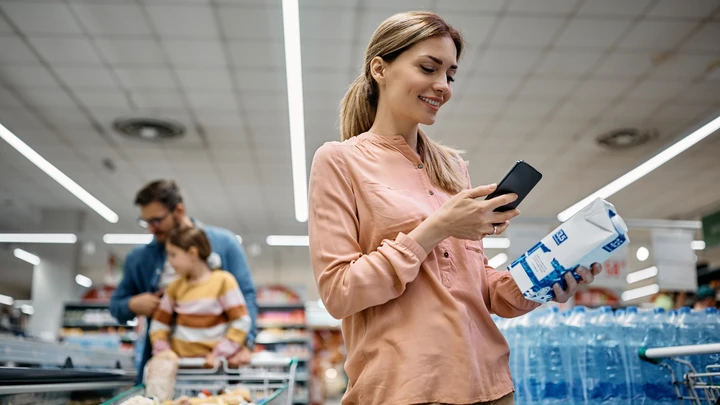 Nainen skannaa tuotepaketin GS1 2D-koodin